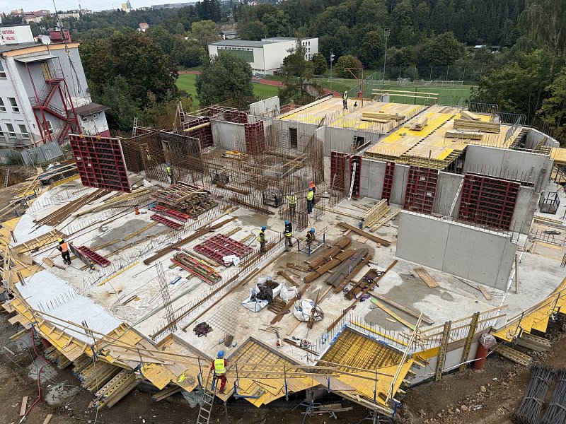 Stavba úspěšně pokračuje.